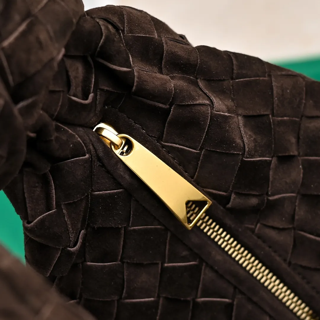 Batch 1960 #BV 𝗝𝗢𝗗𝗜𝗘# Street style’s new favorite fashionable large size 𝙟𝙤𝙙𝙞𝙚 It’s coming, it’s coming, it’s really coming! I have always thought that knitted BV is old-fashioned, until I met it - 𝙟𝙤𝙙𝙞𝙚, I realized that the original classic knitting elements and the new knot element design can be so fashionable! I have to admire Daniel Lee’s design talent! Large capacity to meet daily needs! Fashionable and versatile, it’s perfect for concave shapes, take it out to hit the streets! Size: 48*40*16 Style number: 6698